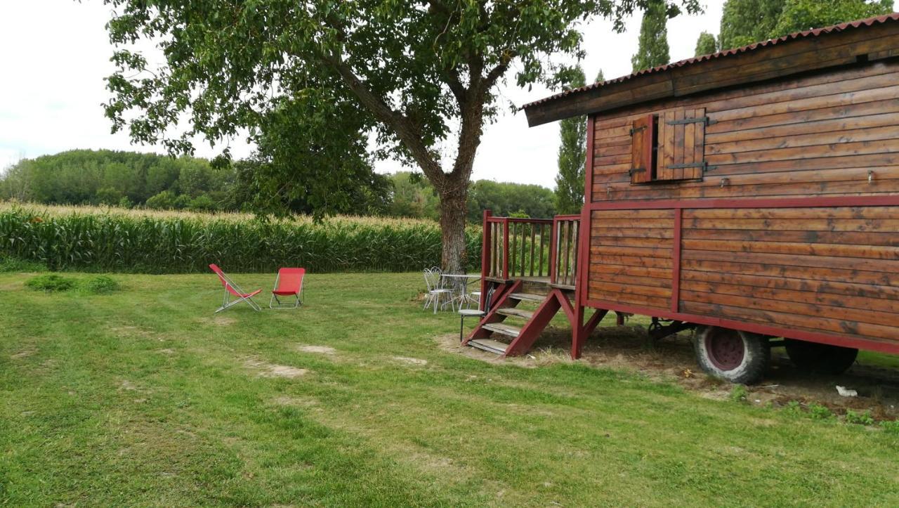 La Ferme De L'Isle Et Sa Roulotte Bed & Breakfast Avaray Eksteriør bilde
